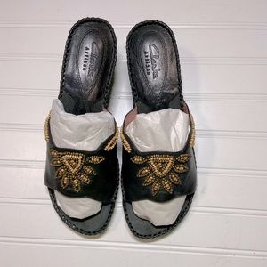 Clark’s Women’s Size 9M Black Slip On Leather Shoes 2.5” Heel Height Prev Owned